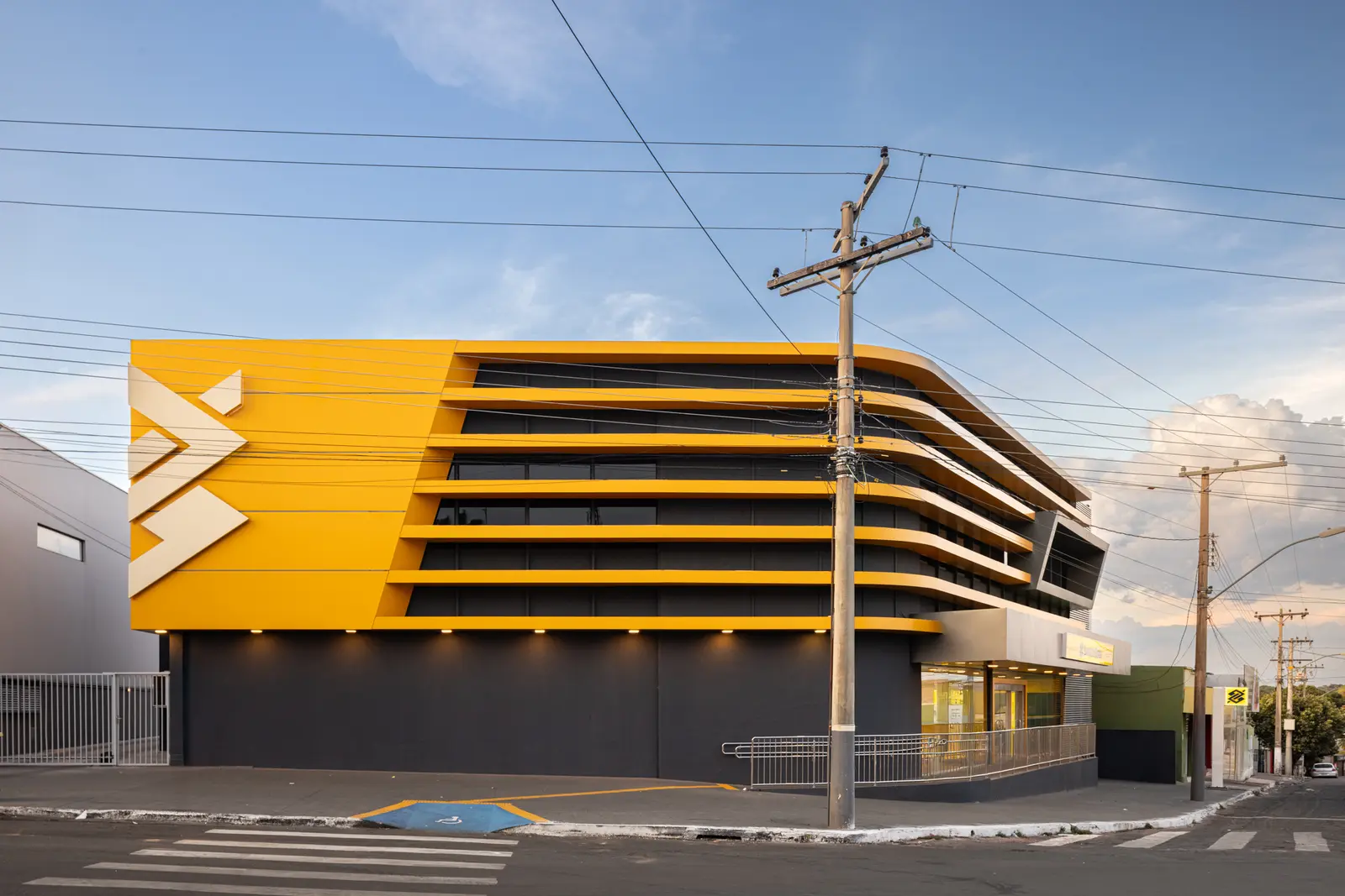 Fachada contemporânea da Agência Jussara projetada pela UP! Arquitetura